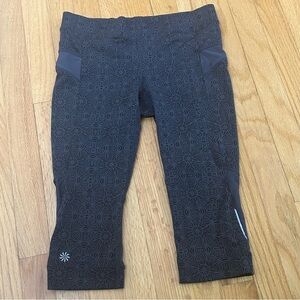 ATHLETA Cairo Bare Run Knicker Capri Crop Aztec Gray Black Size Small